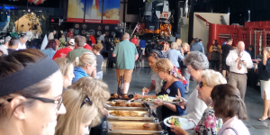 Dinner unter Saturn V-Rakete