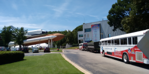 Space Shuttle mit Zubringerbussen