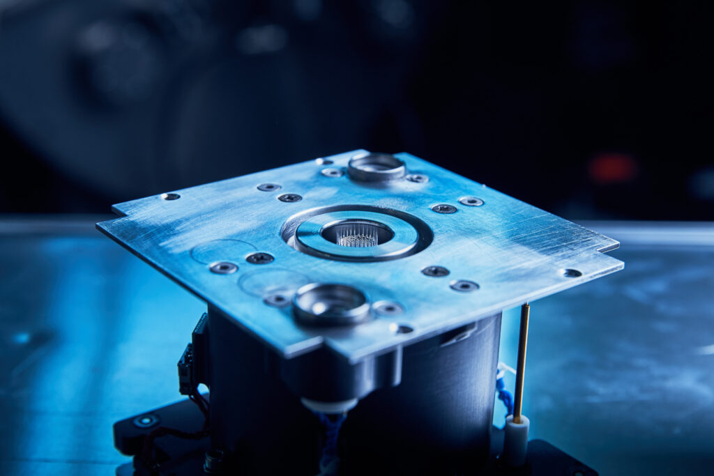 Von einer metallischen Einzelnadel zum elektrischen Hochpräzise-Ionentriebwerk