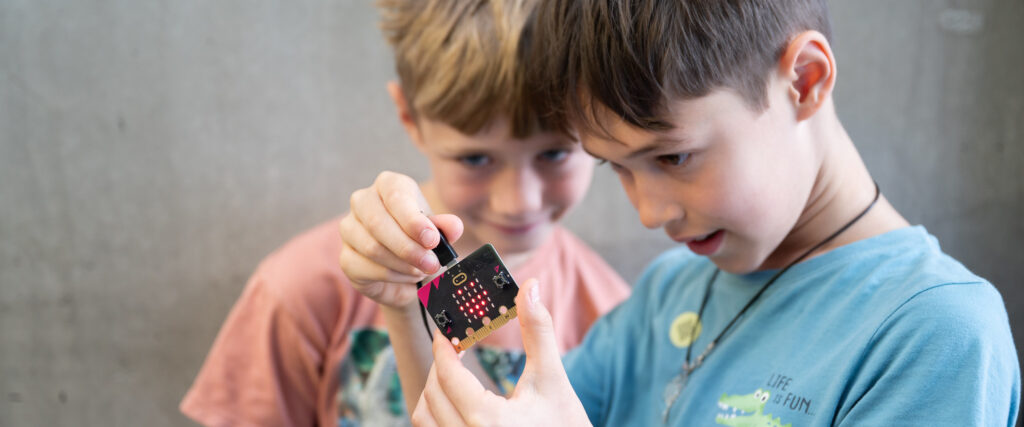 A micro:bit of Space – Blockprogrammieren mit dem BBC micro:bit